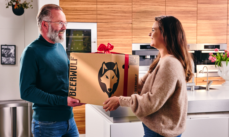 Vader ontvangt bierpakket op vaderdag Vader ontvangt Beerwulf bierpakket op vaderdag